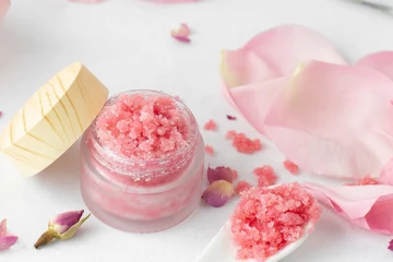 முகம் பளபளவென்று இருக்க வேண்டுமா... ரோஜா ஸ்க்ரப் பயன்படுத்துங்க