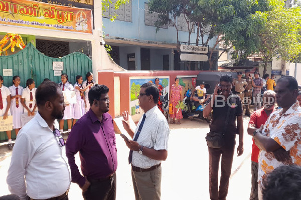 அதிபரை இடமாற்றக்கோரி மாணவர்கள் பிரதான வாயிற் கதவை பூட்டி ஆர்ப்பாட்டம் | Students Protest Demanding The Transfer Principal