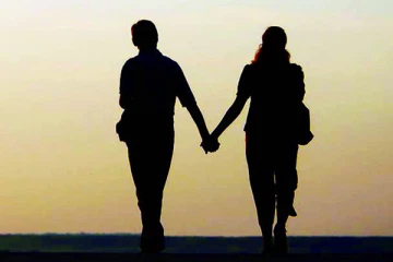 11-ம் வகுப்பு மாணவனுக்கும் ஆசிரியைக்கும் மலர்ந்த தெய்வீக காதல் - தலைமறைவான ஜோடி..!