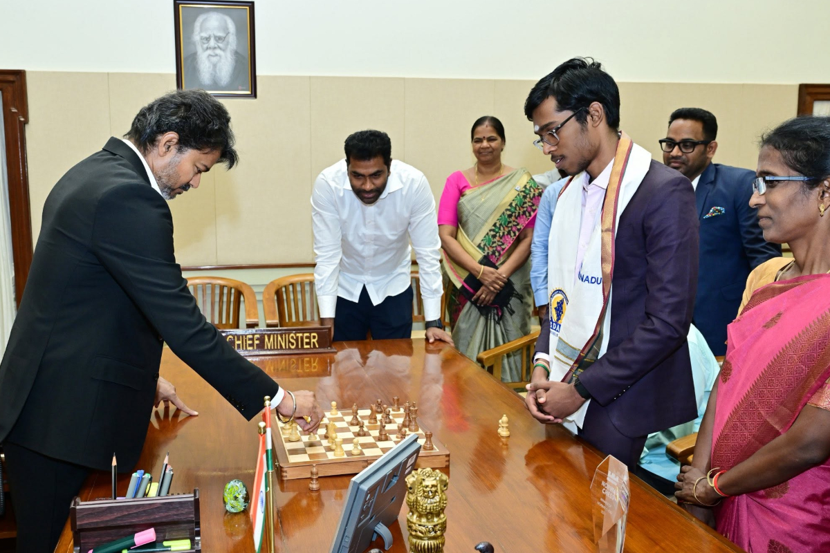 பிரக்ஞானந்தாவுடன் செஸ் விளையாடிய முதலமைச்சர் விஜய்! | Cm Vijay Played Chess With Praggnanandhaa