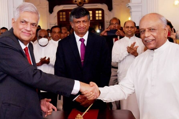 ராஜபக்சக்களின் கோட்டைக்கு எம்.பிக்களை தேடிச்சென்ற பிரதமர்! | Prime Minister Went To Rajapaksa Look For Mps