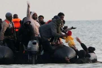 உயிரை பணயம் வைத்து பிரித்தானியாவுக்குள் நுழைய முயன்ற புலம்பெயர்வோர்: பிரான்ஸ் அதிகாரிகள் கூறிய வார்த்தைகள்