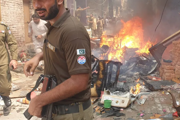தேவாலயங்கள் மீது தீ வைப்பு ; 100 இற்கும் மேற்பட்டோர் கைது | Burning Of Churches Pakistan