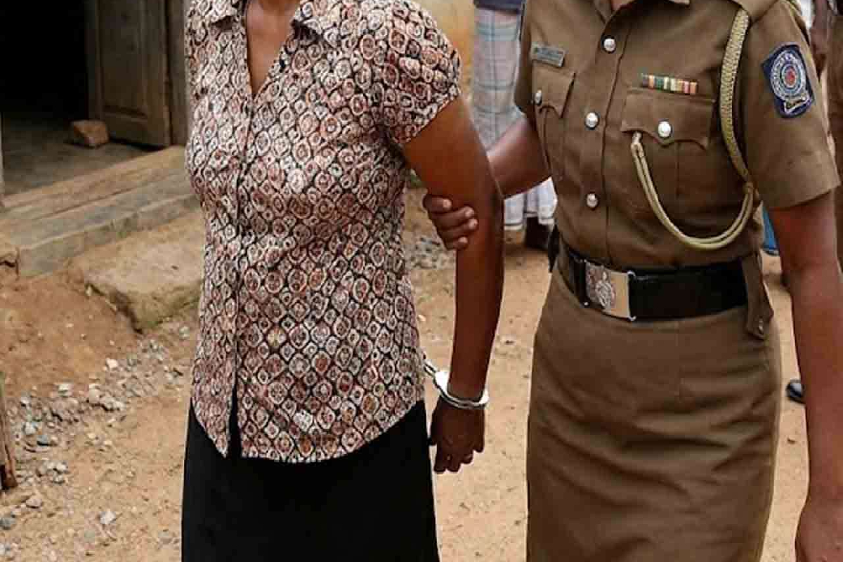 அதிக விலைக்கு விற்பனை செய்ய பெட்ரோலை பதுக்கி வைத்திருந்த பெண் கைது | Woman Arrested For Hiding Petrol