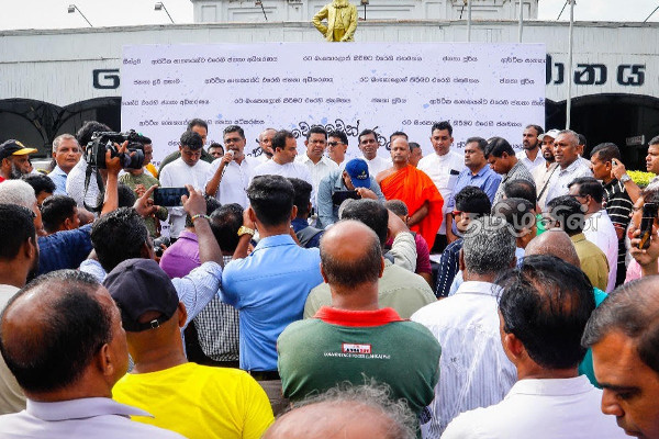 ராஜபக்சக்களின் குடியுரிமையைப் பறிக்கக் கோரி கொழும்பில் கையெழுத்து போராட்டம் (Photos) | Revoke The Citizenship Of The Rajapaksas ராஜபக்சக்களின் குடியுரிமையைப் பறிக்கக் கோரி கொழும்பில் கையெழுத்து போராட்டம் (Photos) | Revoke The Citizenship Of The Rajapaksas