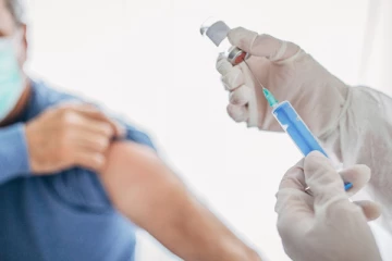 அஸ்ட்ராஜெனேகா தடுப்பூசியை உடனடியாக நிறுத்திய   ஒன்ராறியோ!