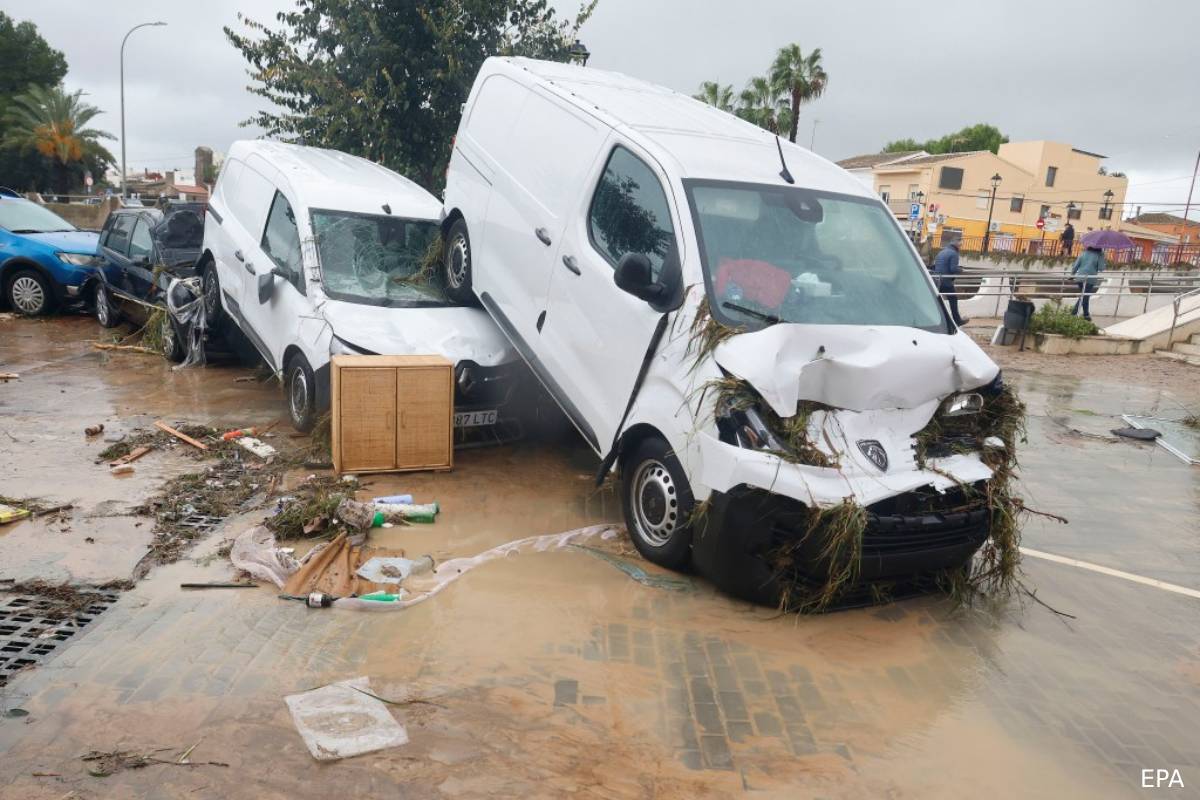 பிரான்சில் கோரத்தாண்டவமாடிய ஆடம் புயல்: ஒருவர் பலி | Atleast One Person Dies In France Adam Storm பிரான்சில் கோரத்தாண்டவமாடிய ஆடம் புயல்: ஒருவர் பலி | Atleast One Person Dies In France Adam Storm