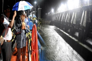 கொட்டித்தீர்க்கும் கனமழையால் இரணைமடுக்குளத்தின் வான் கதவுகள் திறப்பு