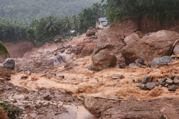 மண்ணுக்குள் புதைந்துபோன மகள்! நொடிப்பொழுதில் நடந்த துயரச்சம்பவம் | Daughter Buried In The Soil மண்ணுக்குள் புதைந்துபோன மகள்! நொடிப்பொழுதில் நடந்த துயரச்சம்பவம் | Daughter Buried In The Soil