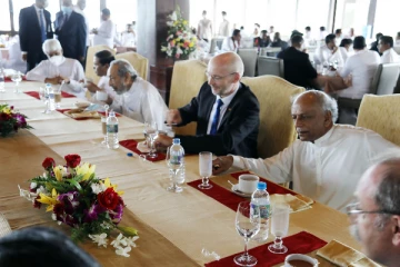 தேநீர்  விருந்திற்கு  பணம் செலுத்திய ஜனாதிபதி ரணில் விக்கிரமசிங்க!