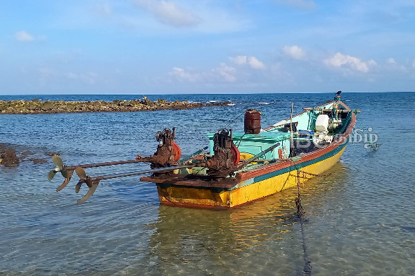 யாழ்.வடமராட்சியில் கரையொதுங்கிய தமிழக கடற்றொழிலாளர் படகு! | India Tamil Nadu Fisher Man Boat Broke Down Jaffna