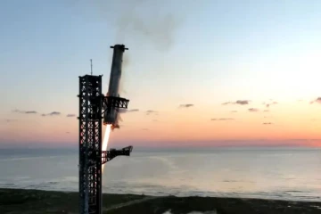 பூமிக்கு திரும்பிய ராக்கெட்; கச்சிதமாக ‘கேட்ச்’ செய்த ஸ்பேஸ் எக்ஸ் - வைரல் வீடியோ