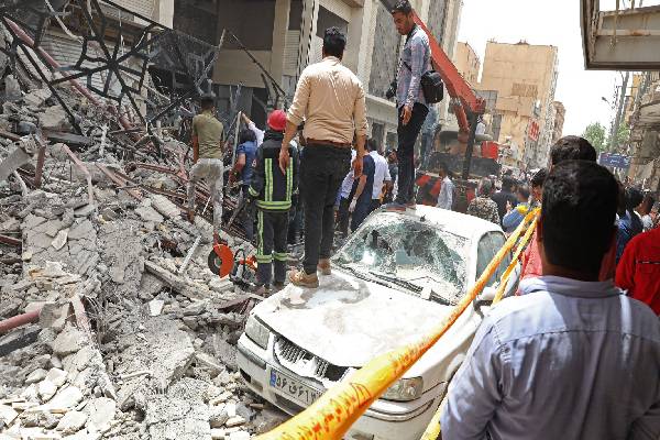  ஈரானில் அடுக்குமாடி கட்டடத்தில் பயங்கர விபத்து ; ஒருவர் உயிரிழப்பு | Fatal Accident Apartment Building Iran One Dead