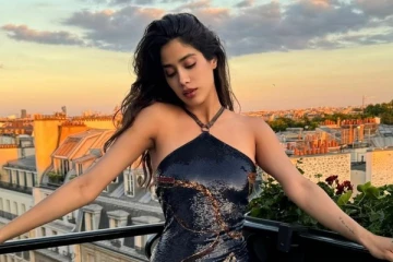 நடிகை ஜான்வி கபூர் ஹாட் உடையில் பால்கனியின் அழகிய போஸ்