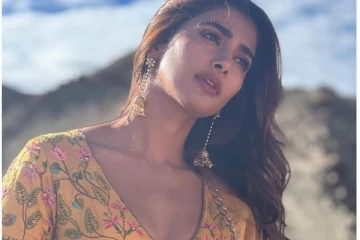 கிளாமரில் அப்படியொரு போஸ் கொடுத்த நடிகை பூஜா ஹெக்டே.. வாய்ப்பிளக்கும் ரசிகர்கள்..