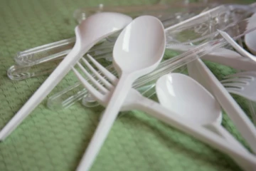 வருடாந்தம் வீசப்படும் பெருந்தொகையான பிளாஸ்டிக் கரண்டிகள்