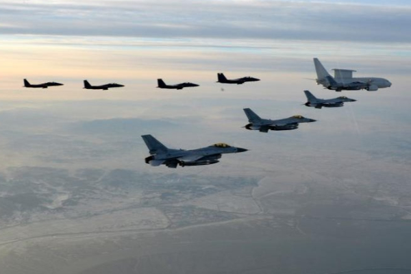 வான் பாதுகாப்பு மண்டலத்துக்குள் நுழைந்த ரஷ்ய சீன விமானங்கள்: போர் விமானங்களை அனுப்பிய தென்கொரியா | Russia China Planes Enter South Korea Defence Zone வான் பாதுகாப்பு மண்டலத்துக்குள் நுழைந்த ரஷ்ய சீன விமானங்கள்: போர் விமானங்களை அனுப்பிய தென்கொரியா | Russia China Planes Enter South Korea Defence Zone