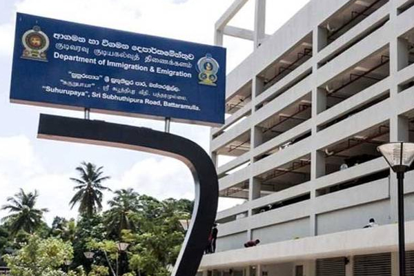 காலி முகத்திடல் போராட்டத்திற்கு ஆதரவளித்த பிரித்தானிய பெண்ணுக்கு ஏற்பட்ட நிலை | Galle Protest Support Uk Woman Passport Recovered