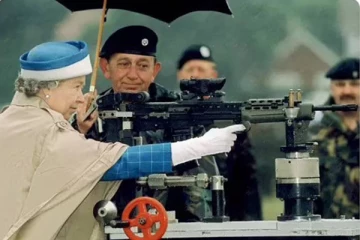 துப்பாக்கியைக் காட்டிய விவகாரம்... பிரித்தானிய மகாராணியாரை வம்புக்கு இழுக்கும் பிரான்ஸ் அரசியல்வாதி