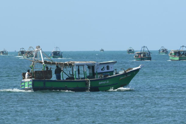 நெடுநாள் மீன்பிடி படகில் பொலிஸாருக்கு காத்திருந்த ஷாக் | Dangerous Items Seized From Fishing Boats