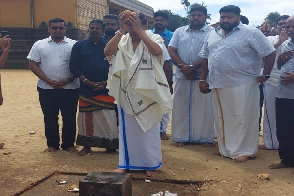 நல்லூர் கந்தன் ஆலயத்தில் முன்னாள் ஜனாதிபதி மைத்திரி மனமுருகி வழிபாடு!(Photos) | Maithiripala Worship At Nallur Kandan Temple