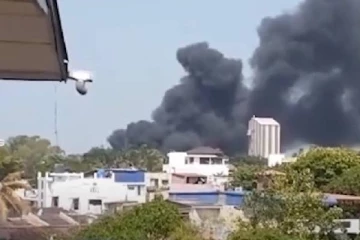 குப்பைக்கு தீமூட்டியதால் ஏற்பட்ட விபரீதம்! - கொழும்பில் பற்றியெரிந்த படகு!