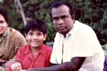 நடிகர் கவுண்டமணி அருகில் அமர்ந்திருக்கும் இந்த நடிகர் யார் தெரியுமா.. அட இவரா!