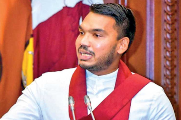 சுற்றுலா பயணிகளுக்கு ஓட்டுநர் உரிமம்: அரசாங்கத்தை எச்சரிக்கும் நாமல் | Driving Licences To Tourists Upon Arrival
