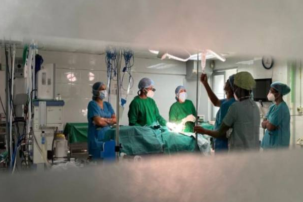 தகராறில் பெண்ணின் கையை துண்டாக்கிய உறவினர்! இலங்கையில் வைத்தியர்கள் சாதனை | Relative Cut Off A Woman S Hand Fight In Sri Lanka