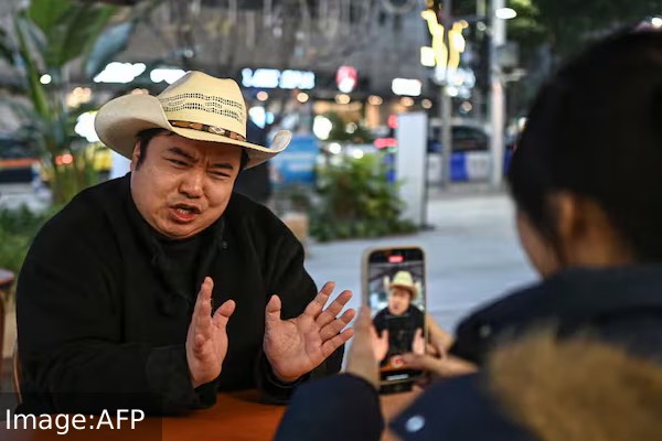 டிரம்ப் போலவே நடித்து கோடிக்கணக்கான ரசிகர்களை ஈர்த்த சீன டிரம்ப்: யார் இந்த ரியான் சென்? | Meet Viral China Trump Impersonator