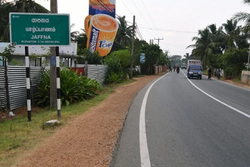 யாழில் வீதியில் பயணித்த மாணவர்கள் மீது வாள்வெட்டு; அதிர்ச்சியை ஏற்படுத்திய சம்பவம்