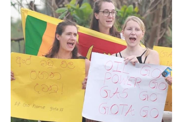 இலங்கையில் கோட்டாபயவுக்கு எதிராக போராட்ட களத்தில் சுற்றுலாப் பயணிகள்! | Sri Lanka Foreigners Protest Against Gotabaya