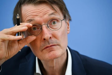 வைரஸ் தொற்று பரவும் நேரத்தில் ஆயிரக்கணக்கான ஜேர்மன் மருத்துவர்கள் வேலைநிறுத்தம்