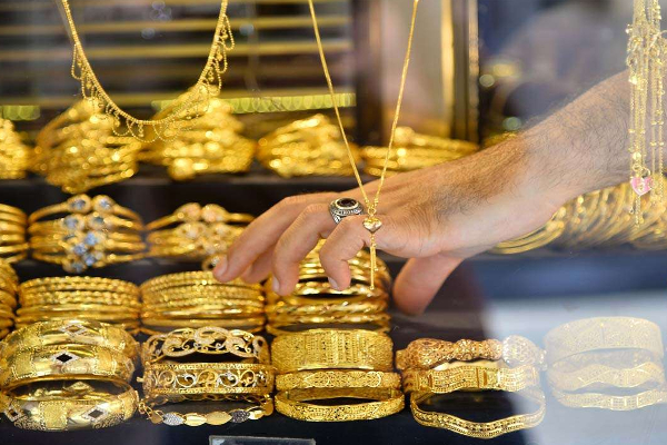 என்ன செய்தாலும் இந்த ராசிக்கு தங்கம் சேரவே சேராதாம்! | Gold Horoscope In Tamil