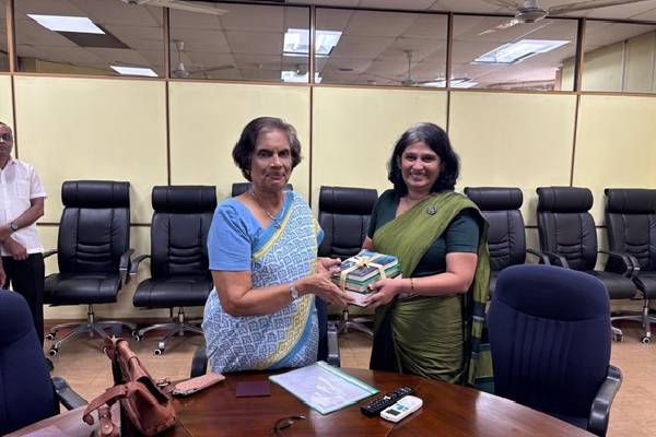 கொழும்புப் பல்கலைக்கழக நூலகத்திற்கு தனது புத்தகங்களை நன்கொடையாக வழங்கிய சந்திரிக்கா | Cbk Donates Books To Colombo University கொழும்புப் பல்கலைக்கழக நூலகத்திற்கு தனது புத்தகங்களை நன்கொடையாக வழங்கிய சந்திரிக்கா | Cbk Donates Books To Colombo University