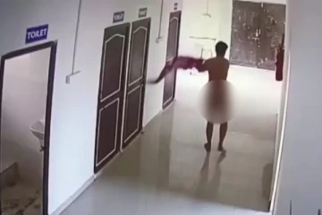 அரசு மருத்துவமனையில் நிர்வாணமாக சுற்றித்திரிந்த மருத்துவர் - அதிர்ச்சி சிசிடிவி காட்சிகள்!