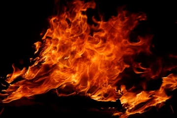 ஈவிரக்கமின்றி நபர் ஒருவர் எரித்துக்கொலை