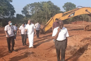 பாரிய கிரவல் அகழ்வு தொடர்பில் நேரில் சென்று ஆராய்ந்த நாடாளுமன்ற உறுப்பினர் அடங்கிய குழாம்