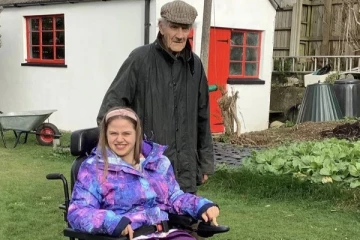 பிரித்தானியாவில் கால்வாயில் விழுந்த ஊனமுற்ற மகளை உயிரைக் கொடுத்து கைப்பற்றிய 86 வயது தந்தை!