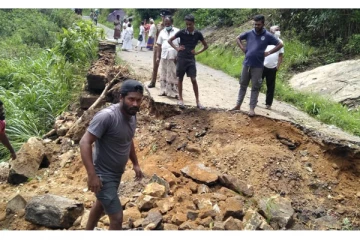 நோட்டன் தியகல வீதியின் போக்குவரத்து முற்றாக துண்டிப்பு (Photos)