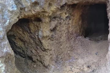 தெனியாய பகுதியில் இரண்டு மர்மமான சுரங்கங்கள் கண்டுபிடிப்பு! (Photo)