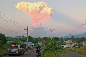 வெடித்துச் சிதறிய எரிமலை ; பல கிலோமீற்றருக்கு தூக்கி வீசப்பட்ட சாம்பல்!