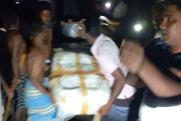 யாழில் கஞ்சா கடத்தல்! மடக்கிபிடித்த இளைஞர்கள் (PHOTOS) | Drug Use Police Investigating Srilanka