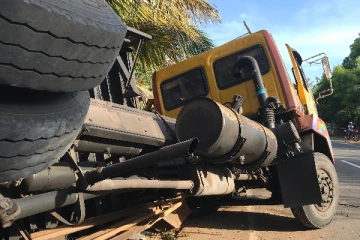 யாழ்.நோக்கி சென்ற கனரக வாகனம் தடம்புரள்வு (Photos)