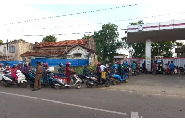 யாழில் பெண்களுக்கு முன்னுரிமை அளித்த எரிபொருள் நிலையம் - பலரும் பாராட்டு (படங்கள்)