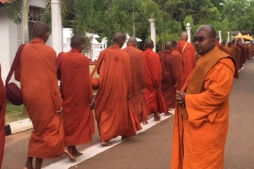 வடக்கை நோக்கி படையெடுக்கும் பௌத்த பிக்குகள்! (படங்கள்)