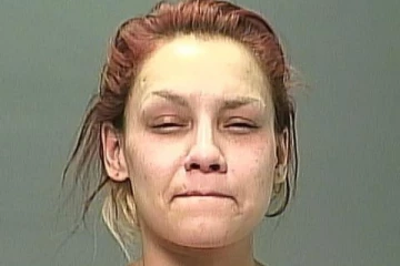 துப்பாக்கியுடன் சுற்றித்திரியும் பெண் கொலையாளி! கனடா அளவில் கைது வாரண்ட் பிறப்பிப்பு.. பொதுமக்கள் எச்சரிக்கை!