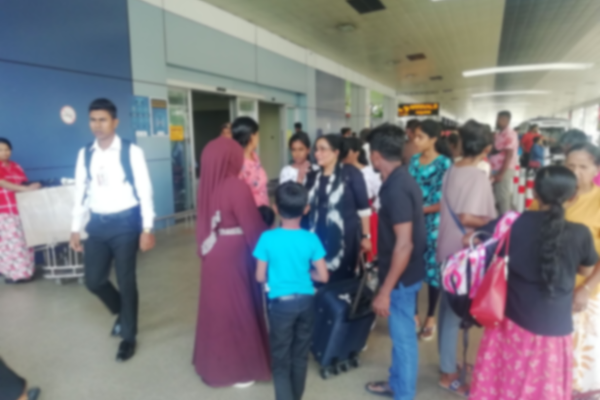 குவைத்தில் இருந்து நாட்டுக்கு அனுப்பப்பட்ட 52 பேர்!(Photos) | 52 People Sent To The Country In Kuwait
