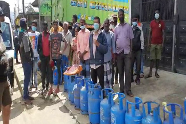 எரிவாயு சிலிண்டர்களுக்காக வரிசையில் காத்திருந்து ஏமாற்றதுடன் வீடு திரும்பிய மக்கள்  (Photos) | Despite Gas Supply Upcountry Gas Shortage