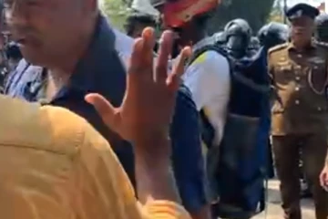 සරසවි සිසුන්ගේ විරෝධතා පාගමනට ජල හා කඳුළු ගෑස් ප්රහාර - ඒ අවට මාර්ග තදබදයක්.. (VIDEOS)